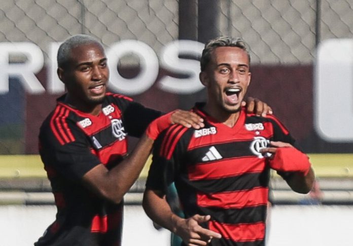 Matheus Gonçalves e Lorran em goleada do Flamengo sobre o Bayer Leverkusen na Gávea
