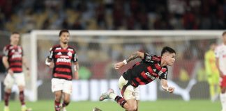 Luiz Araújo em campo pelo Flamengo contra o Internacional - FOTO: Gilvan de Souza / Flamengo