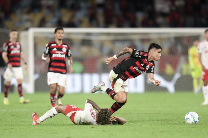 Luiz Araújo em campo pelo Flamengo contra o Internacional - FOTO: Gilvan de Souza / Flamengo