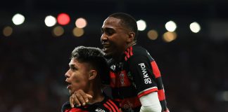 Luiz Araújo e Lorran comemoram mais um gol do Flamengo
