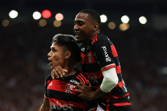 Luiz Araújo e Lorran comemoram mais um gol do Flamengo