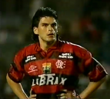 O argentino Mancuso em campo pelo Flamengo na vitória por 2×0 sobre o Botafogo no dia 15 de setembro de 1996