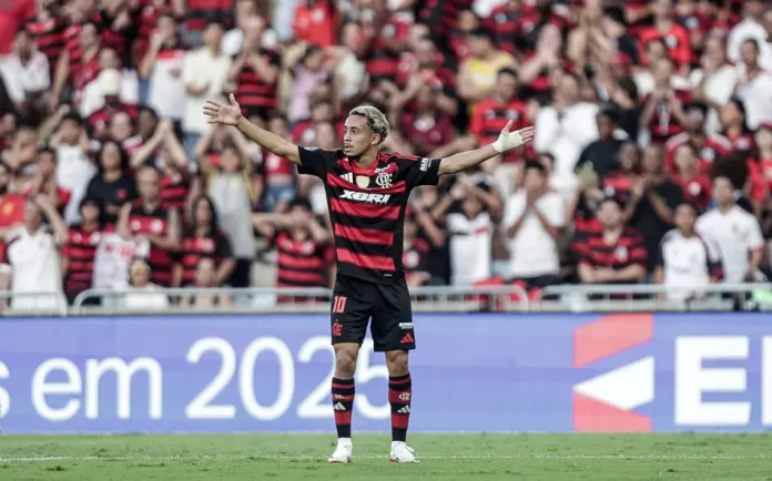 Matheus Gonçalves em campo pelo Flamengo contra o Barcelona