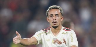 Matheus Gonçalves em campo pelo Flamengo