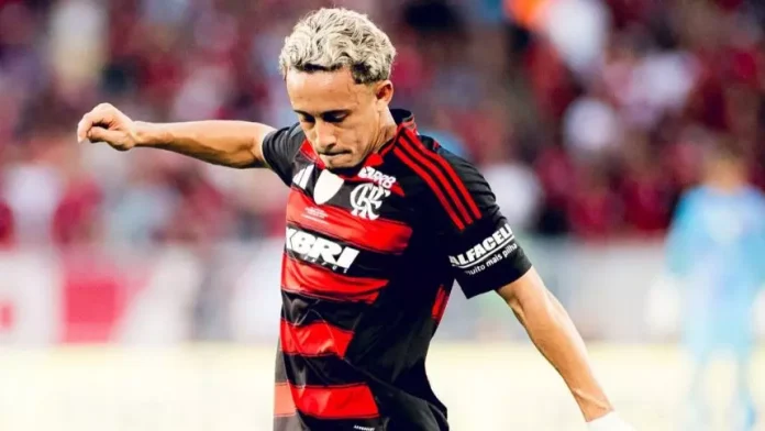 Matheus Gonçalves em campo pelo Flamengo contra o Barcelona