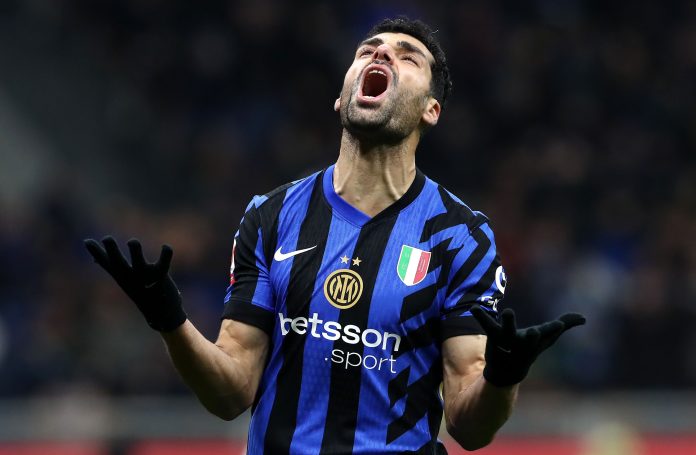 Mehdi Taremi em campo pela Inter de Milão