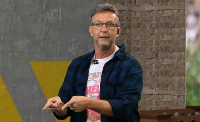 Neto apresentando seu programa na Band
