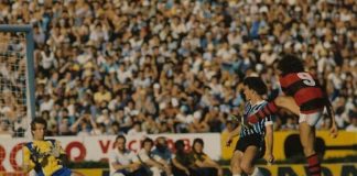 Nunes em campo pelo Flamengo contra o Grêmio, na final do Brasileirão de 1982