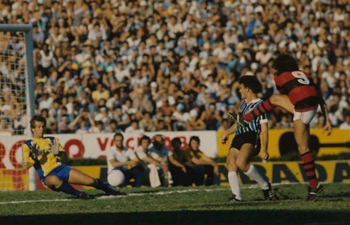 Nunes em campo pelo Flamengo contra o Grêmio, na final do Brasileirão de 1982