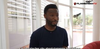 Obi Mikel, ídolo do Chelsea, visita o Ninho do Urubu