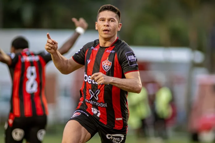 Osvaldo atacante do Vitória