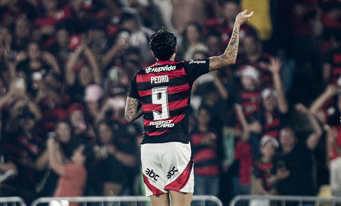 Pedro comemora um dos seus três gols na goleada do Flamengo sobre o Vitória - FOTO: Gilvan de Souza / Flamengo