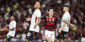 Pedro comemora um dos seus três gols na goleada do Flamengo sobre o Vitória - FOTO: Gilvan de Souza / Flamengo