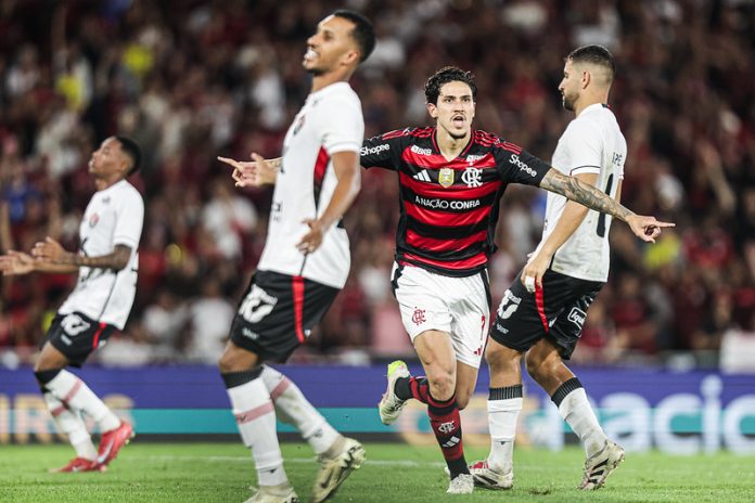Pedro comemora um dos seus três gols na goleada do Flamengo sobre o Vitória - FOTO: Gilvan de Souza / Flamengo