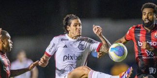 Pedro em campo pelo Flamengo contra o Vitória no Barradão