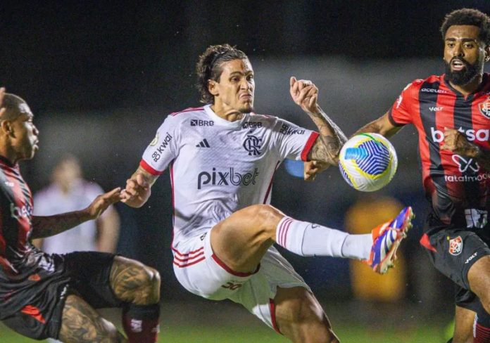 Pedro em campo pelo Flamengo contra o Vitória no Barradão