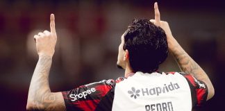 Pedro comemora um dos seus gols na vitória do Flamengo sobre o Internacional - FOTO: Adriano Fontes / Flamengo