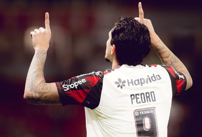 Pedro comemora um dos seus gols na vitória do Flamengo sobre o Internacional - FOTO: Adriano Fontes / Flamengo