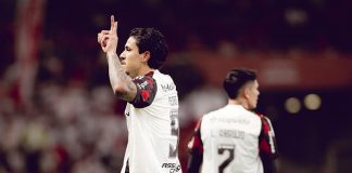 Pedro comemora um dos seus gols na vitória do Flamengo sobre o Internacional - FOTO: Adriano Fontes / Flamengo