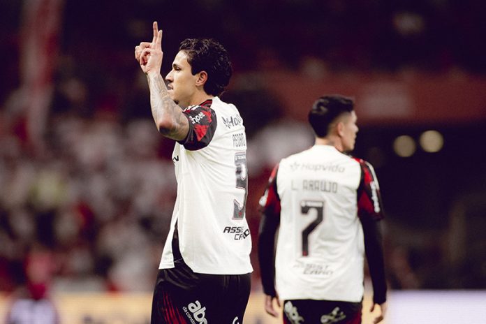 Pedro comemora um dos seus gols na vitória do Flamengo sobre o Internacional - FOTO: Adriano Fontes / Flamengo