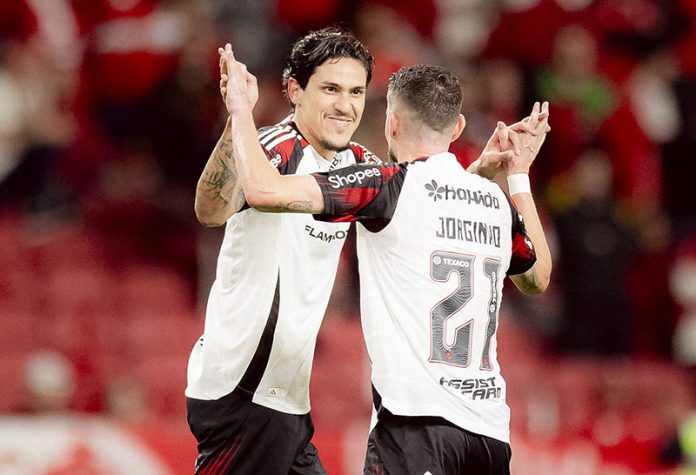 Pedro e Jorginho comemoram o 2º gol do Flamengo na vitória sobre o Internacional - FOTO: Adriano Fontes / Flamengo