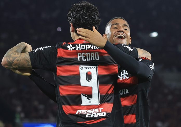 Samuel Lino e Pedro na goleada do Flamengo sobre o Vitória