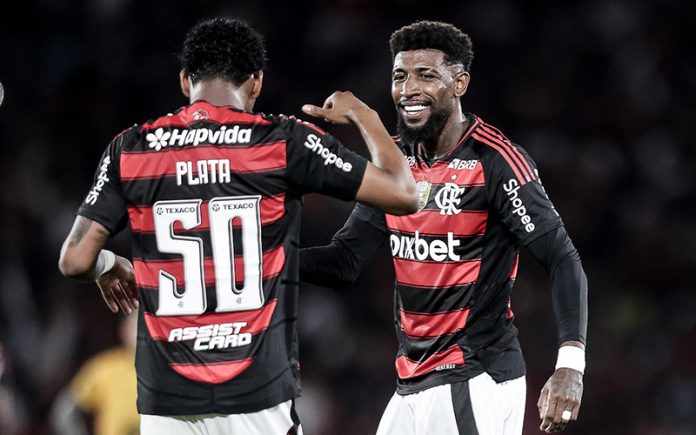 Gonzalo Plata e Emerson Royal comemoram gol do Flamengo sobre o Mirassol