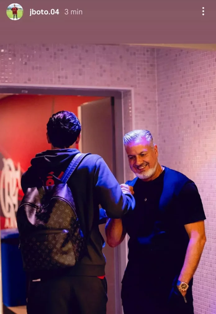 Jose Boto posta foto com o atacante Pedro