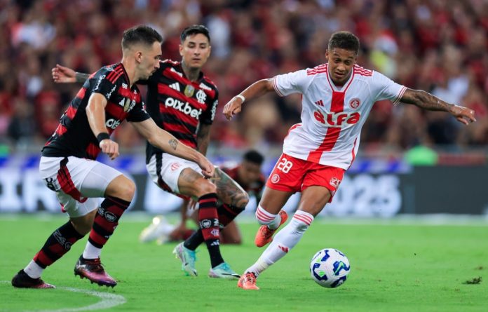 Pulgar e Léo Ortiz em campo pelo Flamengo contra o Internacional