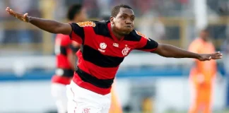 Renato Abreu marca e comemora mais um gol pelo Flamengo