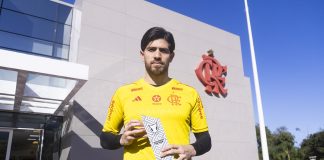 Rossi com o prêmio de melhor goleiro do mês de julho