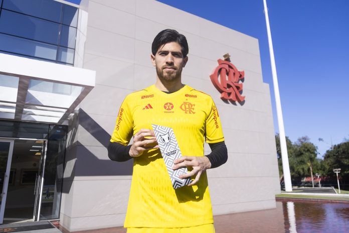 Rossi com o prêmio de melhor goleiro do mês de julho