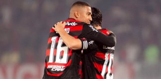 Samuel Lino comemora com Arrascaeta mais um gol do Flamengo