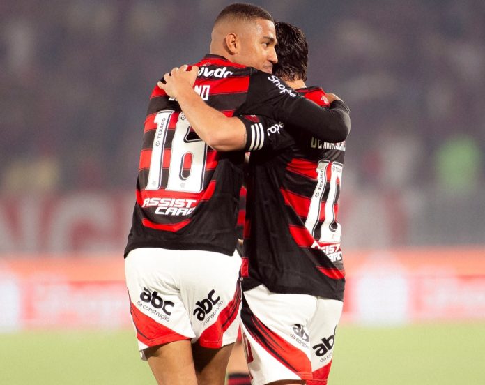 Samuel Lino comemora com Arrascaeta mais um gol do Flamengo