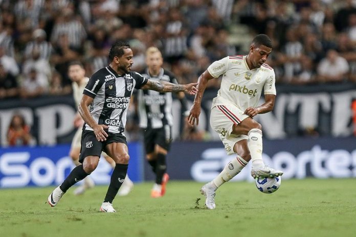 Samuel Lino em campo no empate do Flamengo com o Ceará - FOTO: GILVAN DE SOUZA/Flamengo