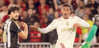 Samuel Lino em campo em sua estreia pelo Flamengo