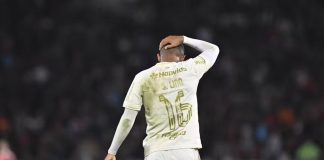 Samuel Lino em campo em sua estreia pelo Flamengo