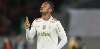 Samuel Lino em campo em sua estreia pelo Flamengo