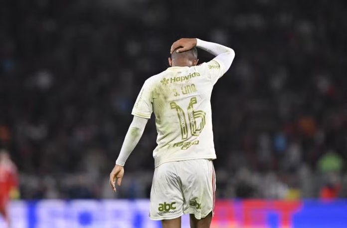 Samuel Lino em campo em sua estreia pelo Flamengo