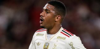 Samuel Lino em campo em sua estreia pelo Flamengo