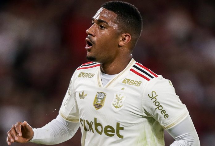 Samuel Lino em campo em sua estreia pelo Flamengo
