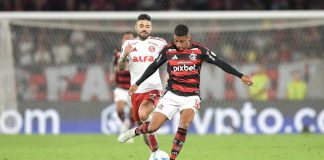 Samuel Lino em campo pelo Flamengo contra o Internacional