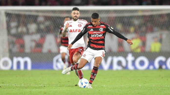 Samuel Lino em campo pelo Flamengo contra o Internacional