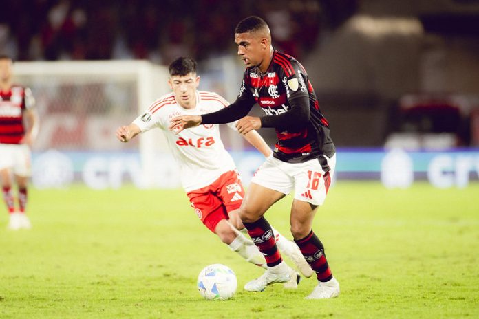 Samuel Lino em campo pelo Flamengo contra o Internacional