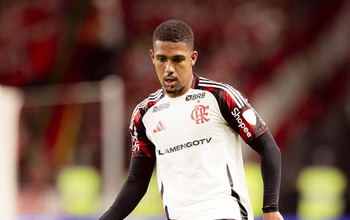 Samuel Lino em campo pelo Flamengo contra o Internacional - FOTO: Adriano Fonte / Flamengo