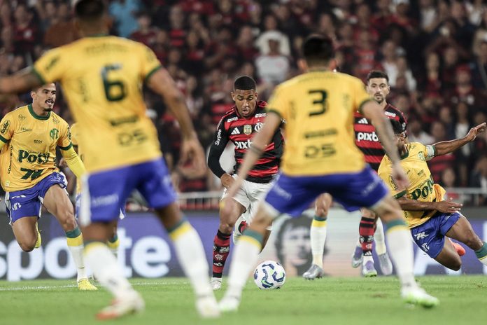 Samuel Lino em campo pelo Flamengo contra o Mirassol - FOTO: Gilvan de Souza / Flamengo