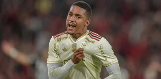 Samuel Lino em campo em sua estreia pelo Flamengo