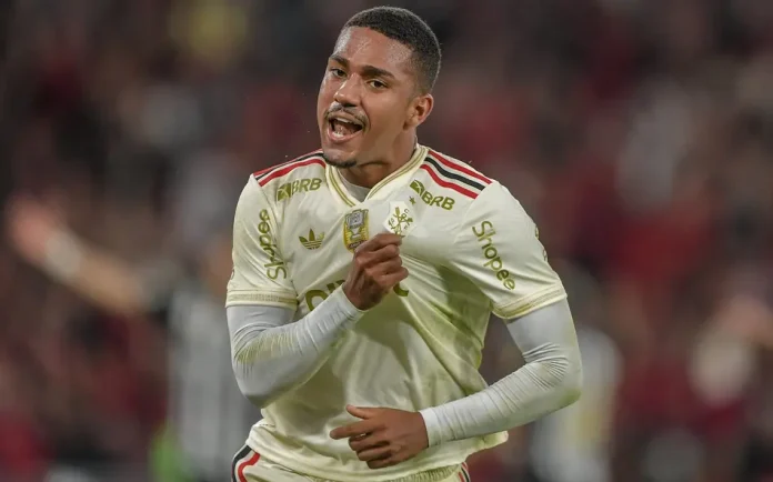 Samuel Lino em campo em sua estreia pelo Flamengo