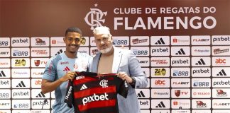 Samuel Lino e Jose Boto em apresentação do atacante no Flamengo