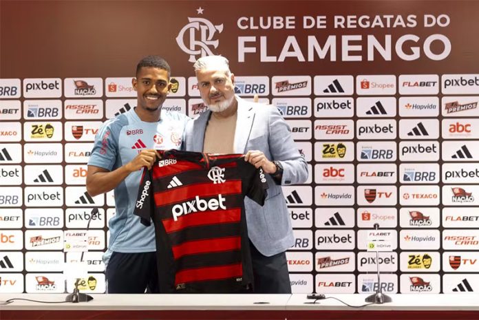 Samuel Lino e Jose Boto em apresentação do atacante no Flamengo